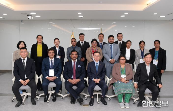 고광완 광주광역시 행정부시장이 27일 오전 시청 소회의실에서 ‘아시아지역 지방정부 인권행정 역량강화 연수’에 참여하고 있는 아시아 5개국 공무원들과 환담을 나눈 후 기념촬영을 하고 있다. /광주광역시 제공