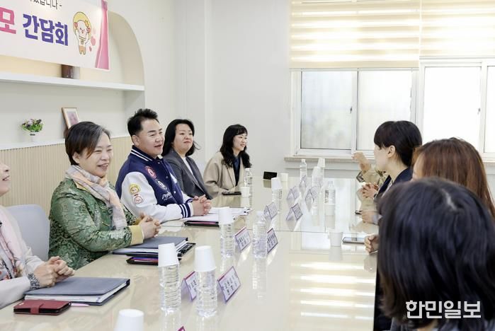 오언석 도봉구청장이 지역 학부모들과 교육현안에 대해 논의하고 있다