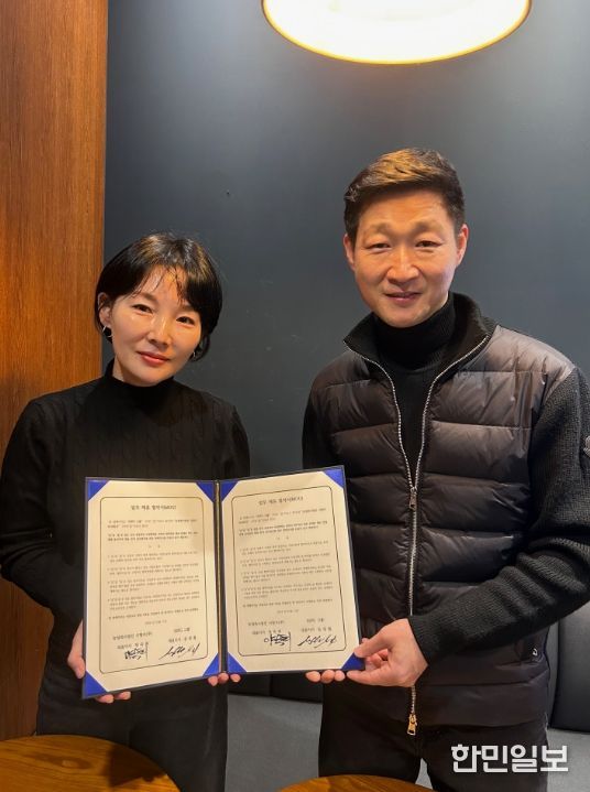 업무협약을 체결한 양숙희 대표(좌)와 심성철 셰프(우)