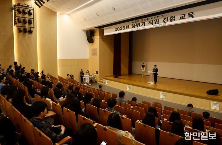 천창수 울산시교육감이 28일 대강당에서 열린 '하반기 직원 친절 교육'에서 참석자들에게 인사말을 하고있다