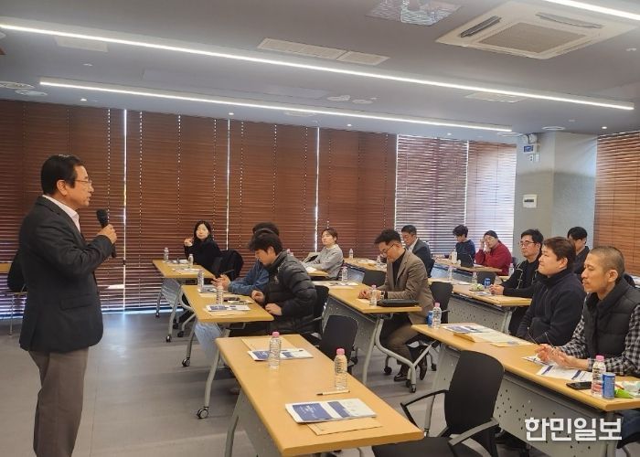 28일 하남시벤처센터 3층에서 개최된 「2025 중소기업 수출·무역 설명회」에서 이현재 하남시장이 인사말씀을 전하고 있다.