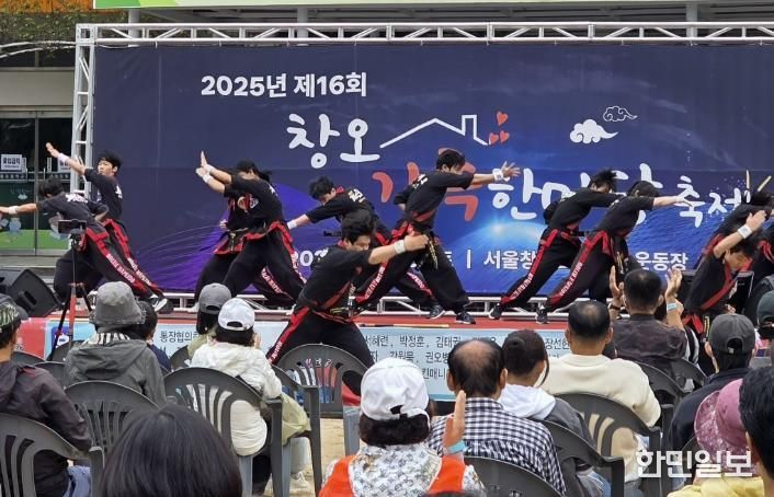 창5동 주민들이 ‘제16회 창오가족 한마당축제’에서 합기도 시범단의 공연을 관람하고 있다.