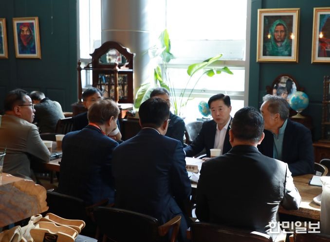 인천항만공사 이경규 사장이 OKTA 임원진들과 인천항 수출 관련 협의를 하고 있다