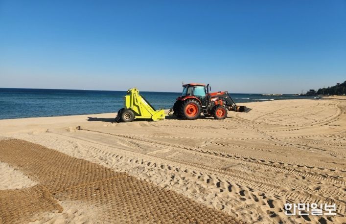 영덕군이 국제H웰니스페스타 행사 장소를 비치 클리너를 활용해 정비하고 있다.