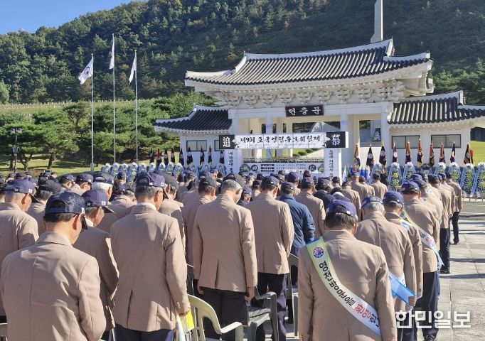 월남전참전자회 경북지부는 29일 국립영천호국원 현충탑 앞 광장에서 ‘제9회 호국영령 추모 위령제’를 거행했다.