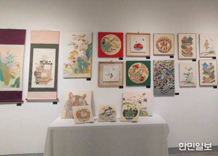 11월 1일까지 서울 한전아트센터 제1전시관에서 열리는 '2025년 도서관 문화예술 동아리 축제' 에 전시 중인 광명시 하안도서관 '민화연구회'의 민화.