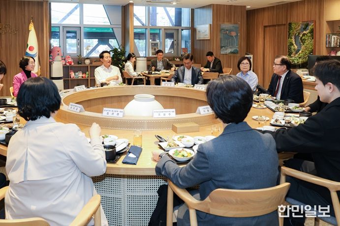 오세훈 서울시장이 29일, 동물 보호·복지 분야 전문가를 만나 반려동물 복지 증진과 동물보호 정책 방향 등에 대해 의견을 나누고 있다.