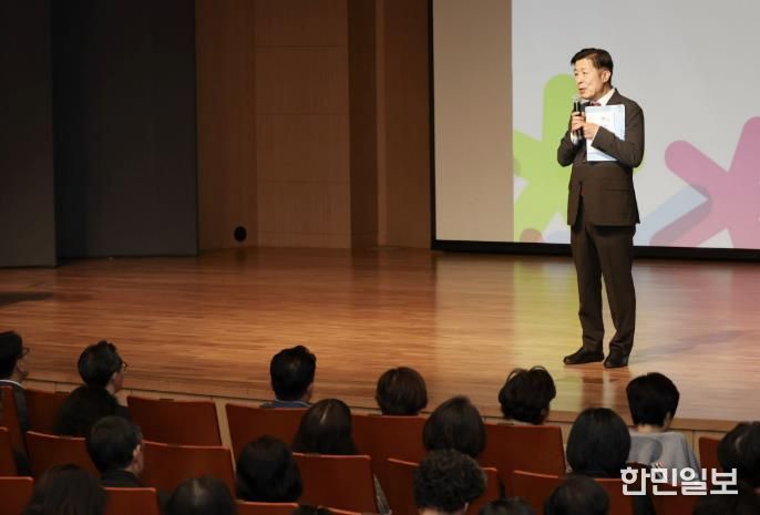 전성수 서초구청장이 23일 14시 심산기념문화센터에서 열린 구민 맞춤형 세무설명회에서 인사말씀하고 있다.