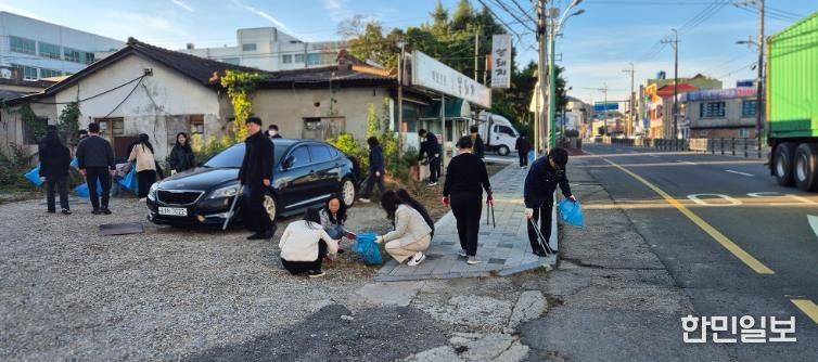 30일 아침 청사 주변을 청소하고 있는 무안군 공직자들