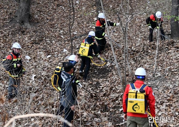지난 4월 진행한 일반공무원 및 산물전문예방진화대_산불진화 현장실습 모습