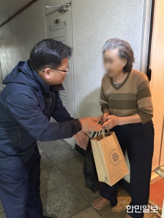 수원시 영통구 영통1동, 지역사회보장협의체 고독사 고위험가구에‘건강 간식’전달 및 안부확인 추진