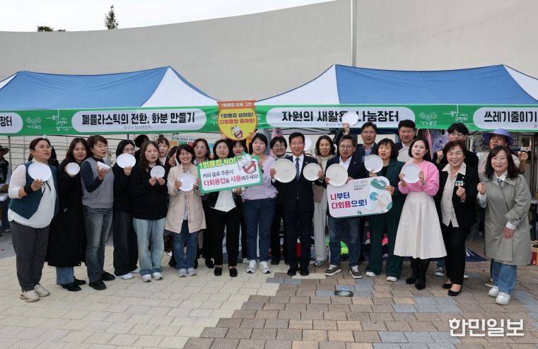 광산구가 지난 18일 월곡 목련로 일대에서 광산세계야시장이 열린 가운데, 먹거리 공간에서 상인이 다회용기를 사용하고 있다.