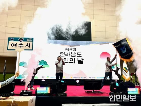 2026년 ‘제5회 전라남도 상인의 날’ 개최지로 최종 선정돼 지난 30일 무안 종합스포츠파크에서 열린 제4회 행사에서 전남상인연합회의 기를 전달받았다.