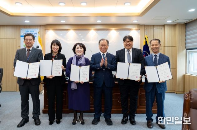 발령장 수여 모습 : 좌측부터 신동훈 장학관(에코4초), 박혜란 원장(에코8유), 안부희 원장(에코4유), 김석준 교육감, 변정현 장학관(신연초), 김진기 교감(에코특수)