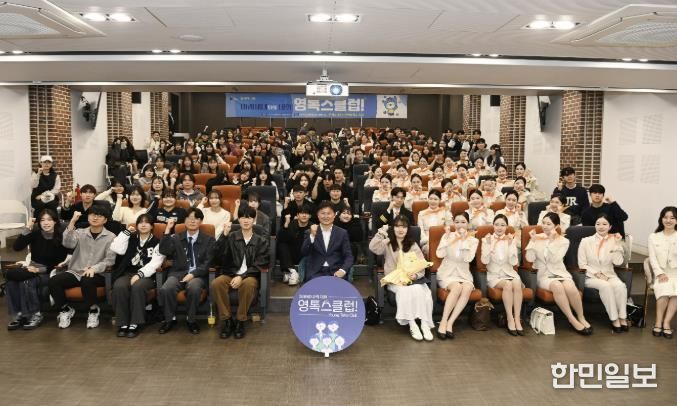 조용익 부천시장과 부천대 학생들이 기념 촬영을 하고 있다.