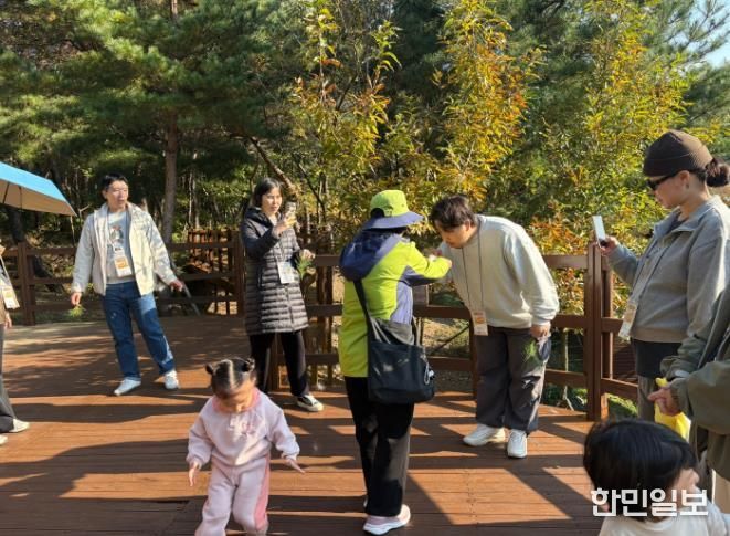 숲의 요소를 활용한 숲태교 프로그램에 참여하는 모습