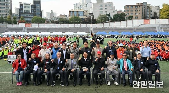 오세훈 서울시장이 31일(금) 오전 용산구 효창운동장에서 열린 '제25회 시니어올림픽'에서 참석자들과 기념촬영을 하고 있다.