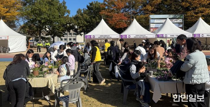 지난 1일 광명시민체육관 일대에서 제10회 광명시청소년진로박람회 ‘진로야! 광명하자!!’가 진행 중이다.