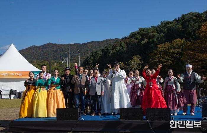 주광덕 시장과 예술인들이 기념사진을 찍고 있다
