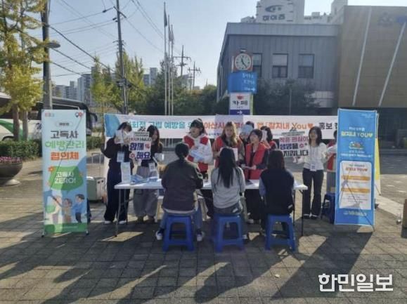 지역 주민에게 앱 설치 및 복지 상담 중인 행복키움추진단과 순천향대학교 학술동아리 PRerz