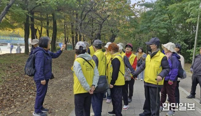 안양 동안치매안심센터는 치매가족 숲생태체험 프로그램으로 학의천 생태체험을 진행했다