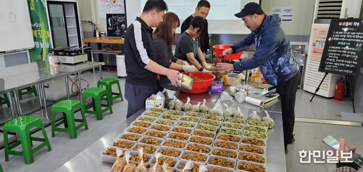 1. 천안시농업기술센터가 귀농·귀촌인 재능기부 행사를 진행하고 있다.