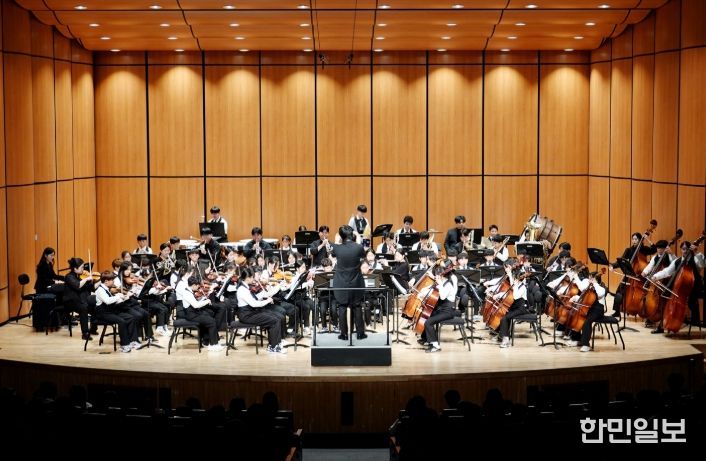 정기연주회 오케스트라 합주 모습