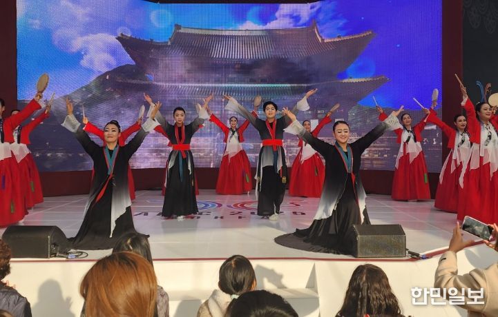 영천시민회관 상주단체 이언화무용단이 지난 1일 경주 예술의전당 야외공간 예술마당에서 열린 ‘APEC 2025 KOREA 지역문화예술 프로그램’에서 초청공연을 성황리에 마쳤다.