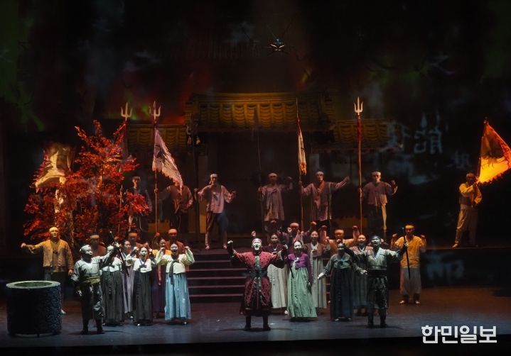 오페라 <처사 남명> 공연 안내 포스터와 공연 연습 장면