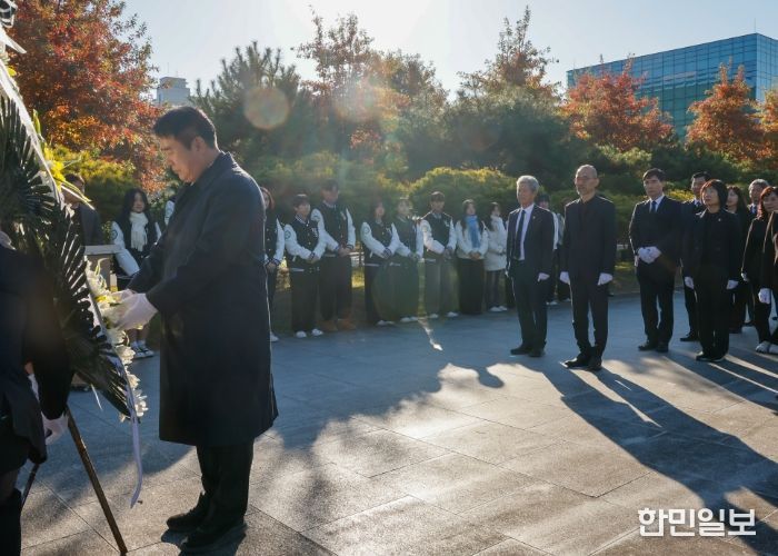 이정선 광주시교육감이 3일 광주자연과학고에서 진행한 학생독립운동기념탑 참배에서 헌화를 하고 있다. / 광주시교육청 제공