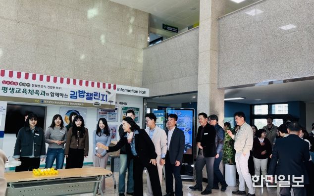청렴행사에 참여하여 탁구공을 던지는 동부교육지원청 양수조 교육장