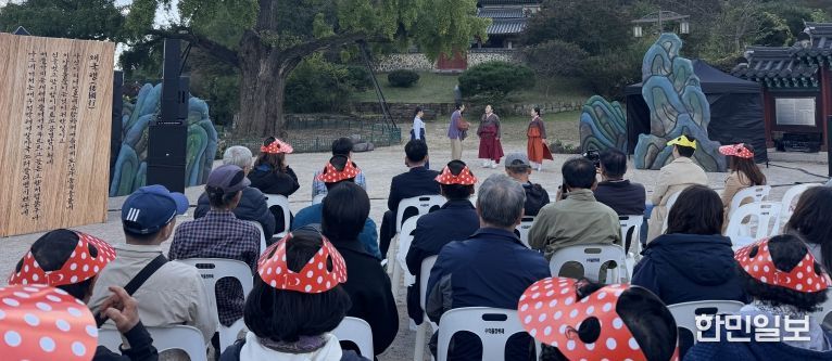 임고서원 은행나무 앞 야외마당에서 ‘나그네 마음을 담다’ 창작 마당극 공연이 펼쳐지고 있다.