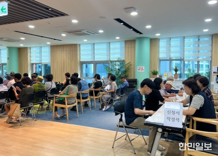 7월 퇴계원읍에서 봉사자들이 원활한 운영을 위한 봉사활동을 펼치고 있다.