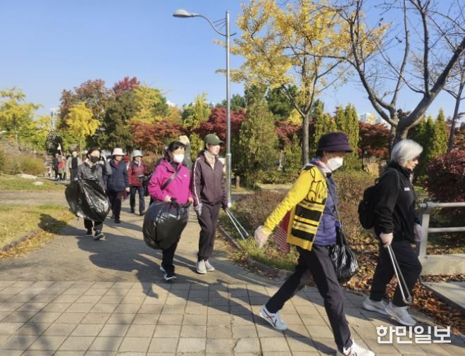 시흥시 '걷고! 줍고! 건강하고!' 가을 정취 속 플로깅으로 환경과 건강 챙겨