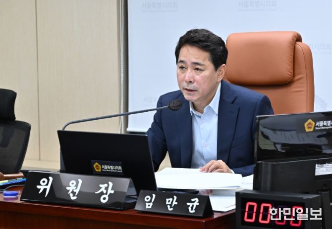 상임위원회 회의에서 발언하는 임만균 위원장