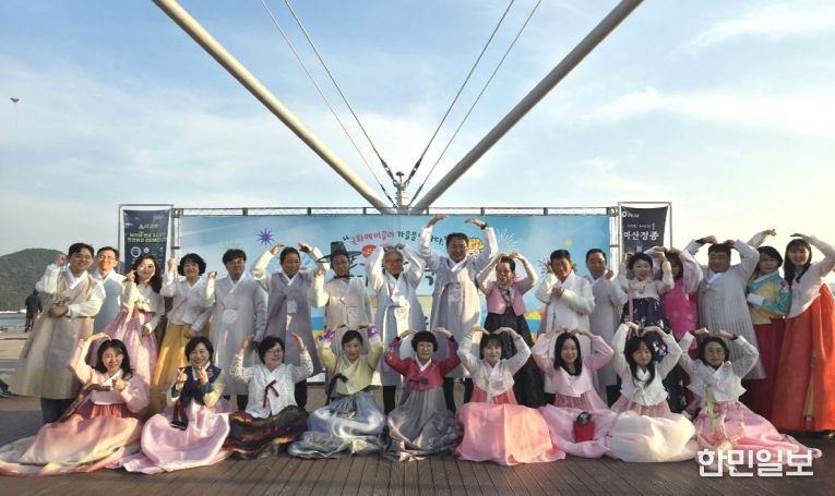 부림시장 한복, 국화축제장서 꽃피다