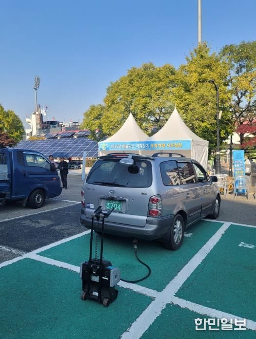수원시와 수도권대기환경청·저감장치 제작사가 수원종합운동장에서 합동점검을 하고 있다.