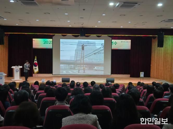 울산교육청은 4일 울산과학관 빅뱅홀에서 안전관리자 대상으로 '중대재해 예방 이해와 역량강화' 연수를 열었다