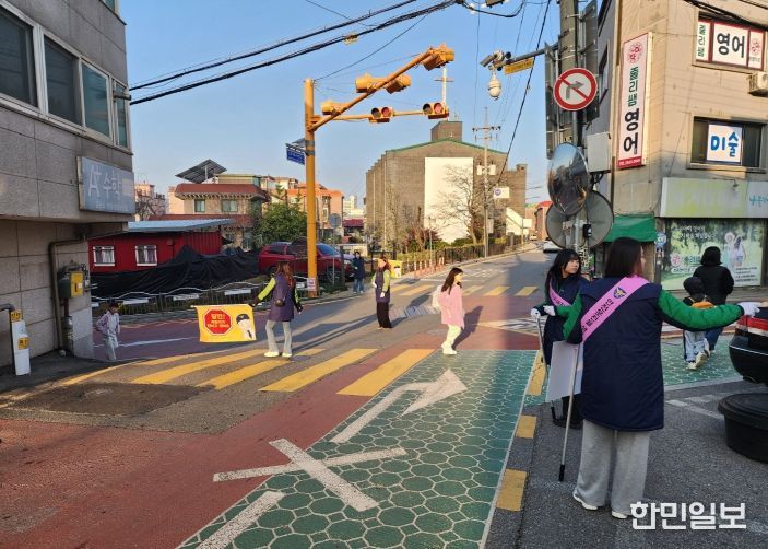 강화군자원봉사센터, 갑룡초등학교 앞 교통안전 캠페인 실시