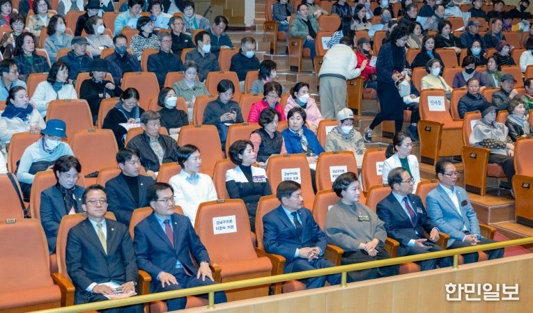 설명)‘2025년 제1차 통장 직무교육’에 참여한 강남구의회 의원들