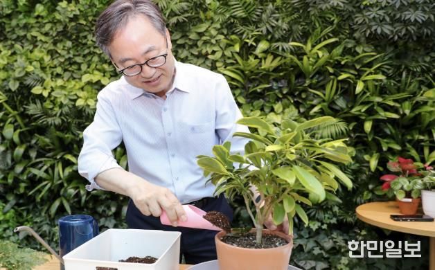 유성훈 금천구청장이 금천정원지원센터에서 화분에 흙을 채워주며 식물을 돌보고 있다