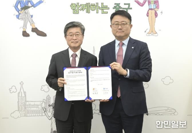 김길성 중구청장(왼쪽)과 조세형 우리은행 기관그룹 부행장(오른쪽)