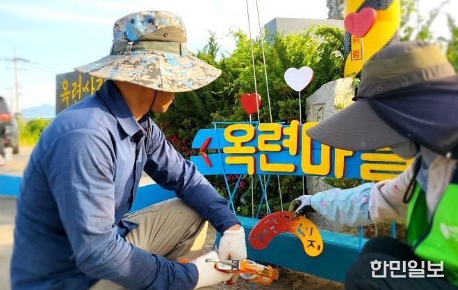나주시 반남면 옥련마을이 전라남도의 대표 주민자치형 시책인 ‘청정전남 으뜸마을 만들기’ 사업에서 나주시 최초로 3년 연속 우수마을로 선정되는 성과를 거뒀다. 주민들이 폐자재를 활용해 마을 입구에 안내 팻말을 설치하고 있다.(사진 제공-나주시)