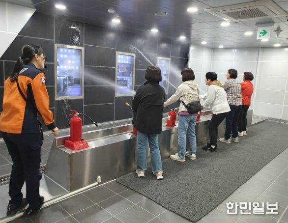 1. 천안시 동남구보건소가 7일 청수건강지도자들을 대상으로 자연·사회재난 체험을 실시하고 있다.