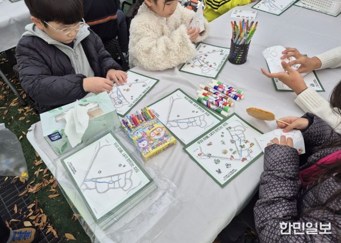 ‘우리 마을 지도’ 만들기에 참여한 어린이들