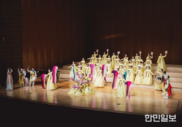 나주시립소년소녀합창단이 제21회 부산국제합창제에서 청소년 부문 3위와 금상을 수상했다. 사진은 부산국제합창제 경연대회에서 공연을 하는 나주시립소년소녀합창단 모습.