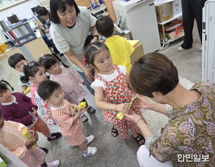 고사리 손으로 모은 우유팩으로 종량제 쓰레기봉투