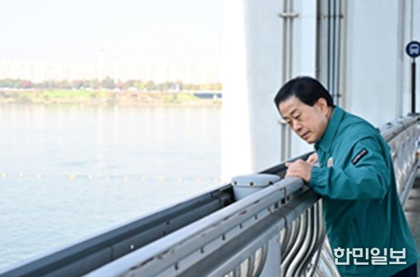 지난 11월 5일 서울특별시의회 제333회 정례회 도시안전건설위원회 현장 행정사무감사 일환으로 진행된 ‘잠수교 전면 보행화 사업’ 현장 점검에 참석한 김용호 서울시의원이 현장을 둘러보고 있다.