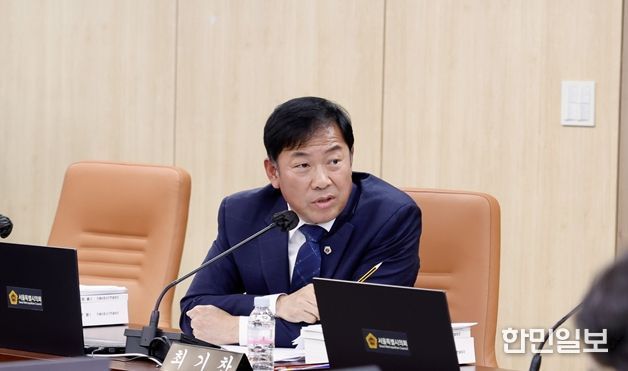 행정사무감사에서 질의하는 박승진 의원