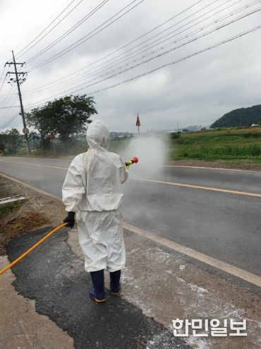 천안 풍서천 일대에서 H5형 조류인플루엔자(AI) 항원이 확인된 가운데 천안시가 인근 가금농가 입구를 통제하고 있다.